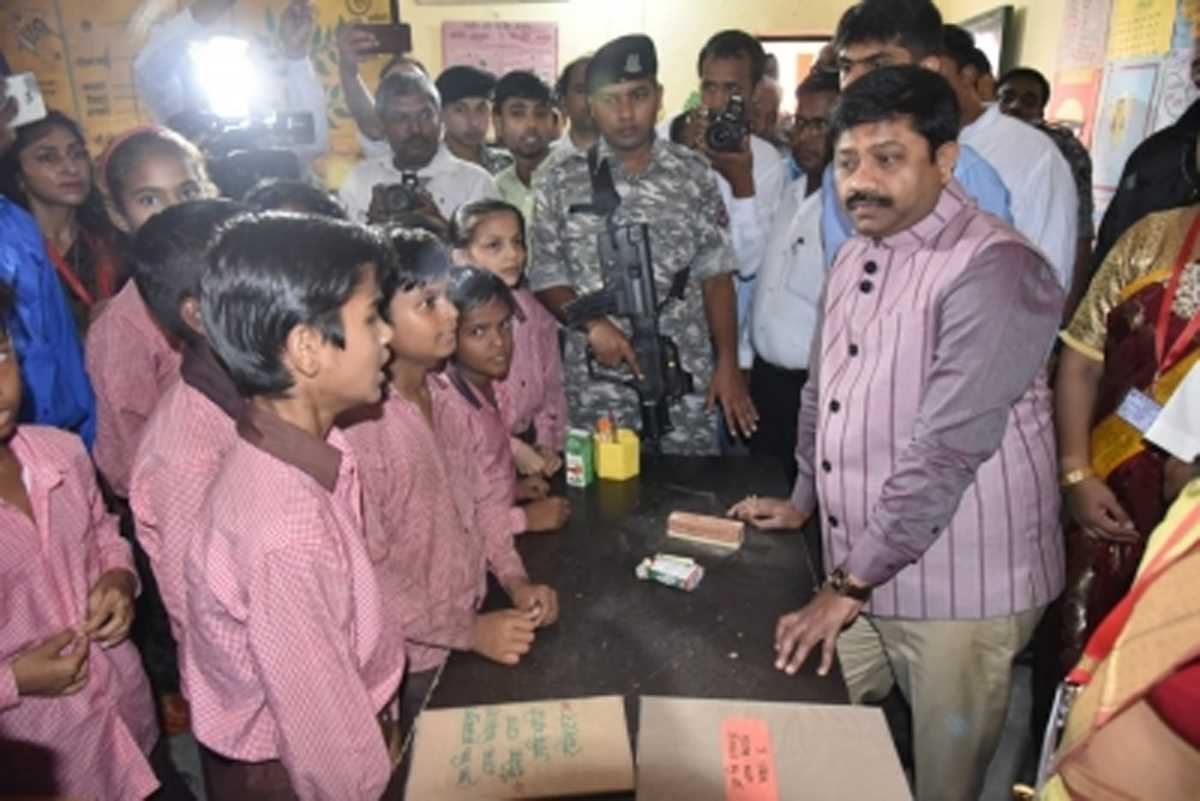 उत्तर प्रदेश के औद्योगिक मंत्री ने नोएडा में किया प्राथमिक विद्यालय का दौरा, बच्चों से सुने पहाड़े